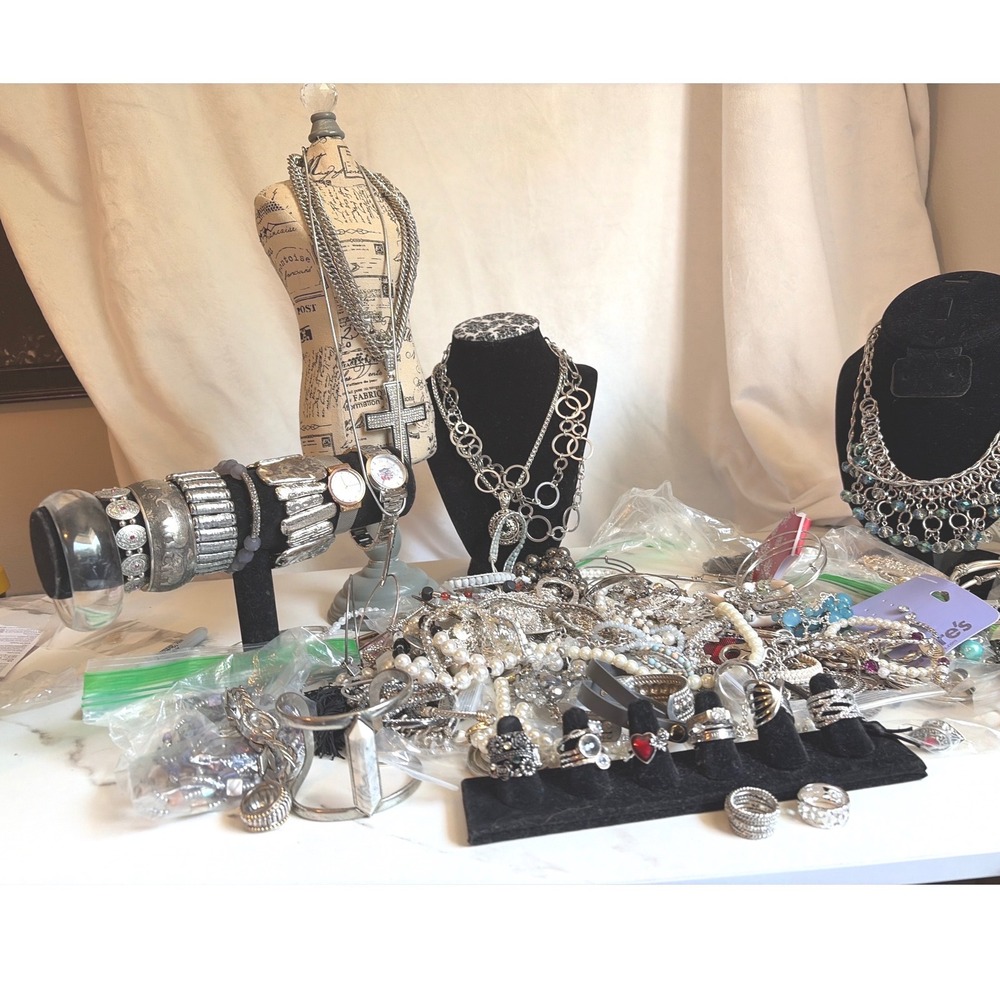 6lbs Jewelry Lot Silver Tone Rings, Skagen,Erica Lyons,Trifari, Rhinestones - Picture 4 of 11